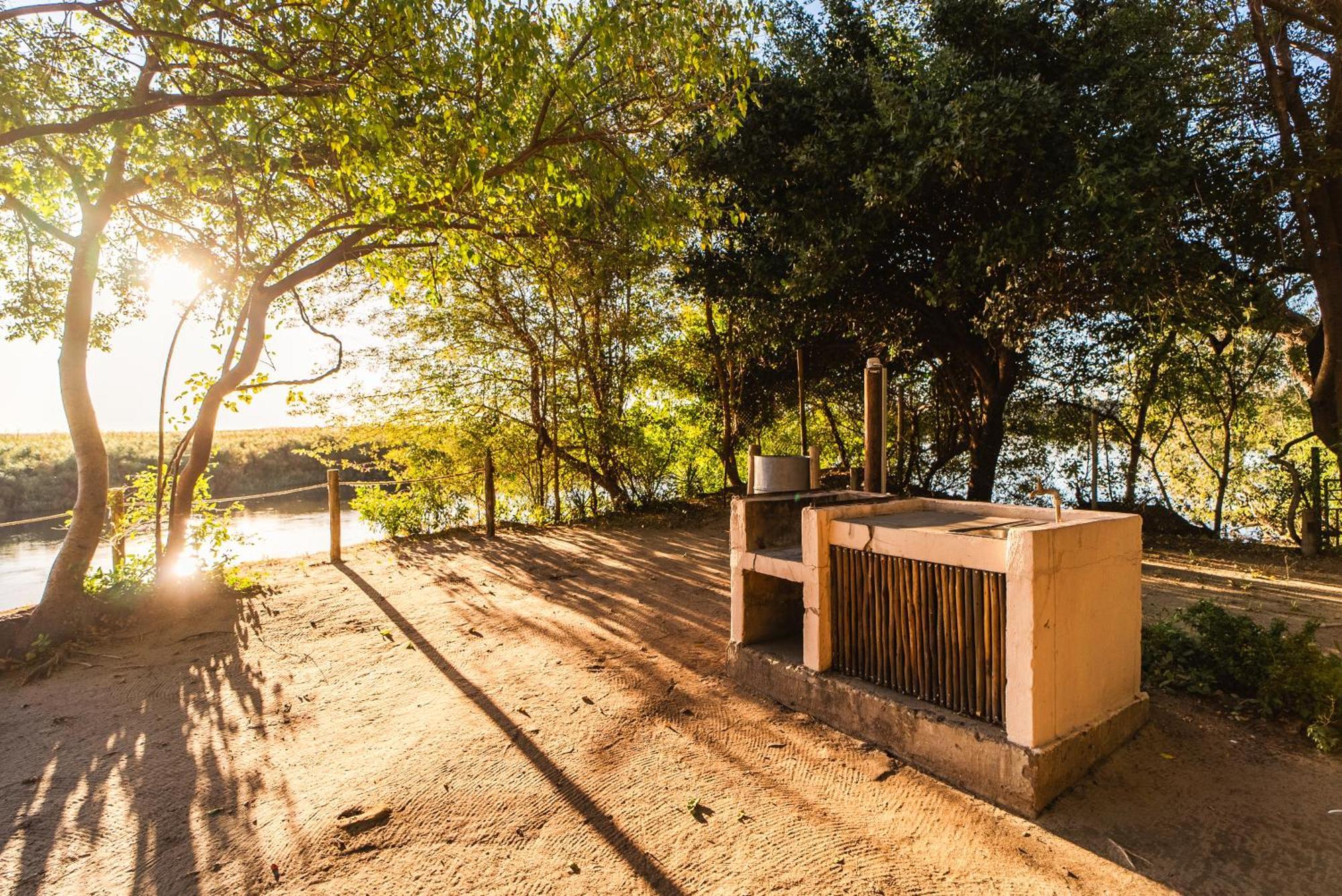 Shakawe River Lodge Экстерьер фото